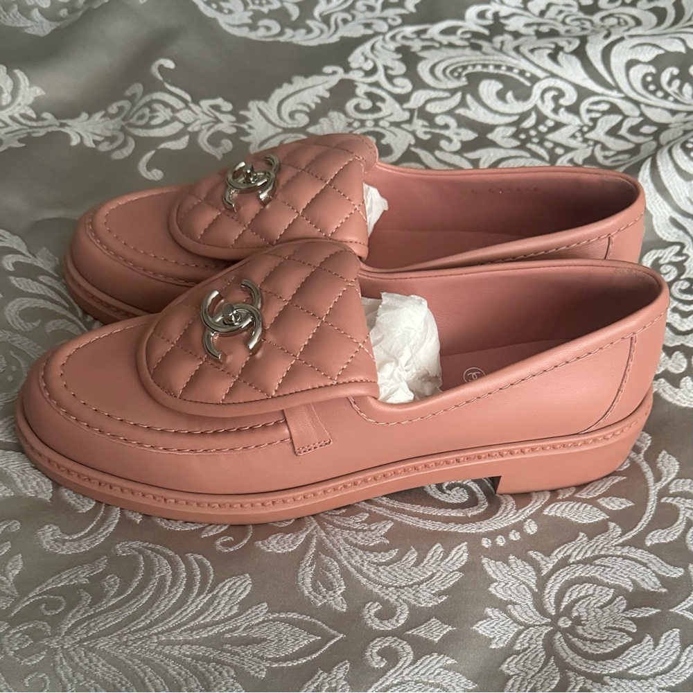 CHANEL Pink Leather Turnlock Loafers size 8.5 US (New in box) - Picture 13 of 15